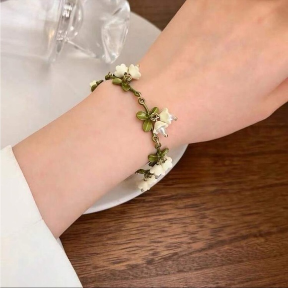 Spring Tulip Bracelet - Picture 2 of 5